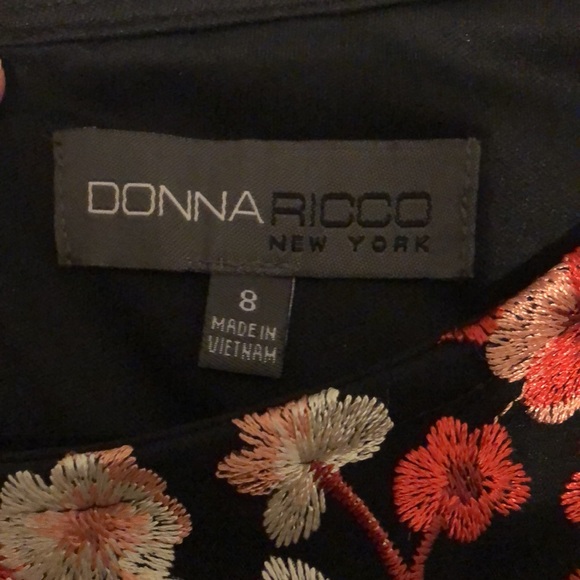 Black and embroidered floral cocktail dress - Picture 2 of 3